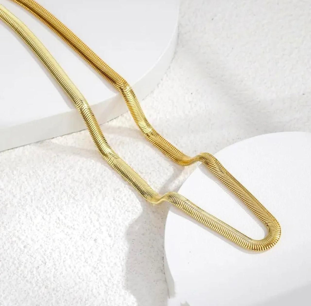 π Menβs Golden Snake Chain β Stylish & Premium Finish