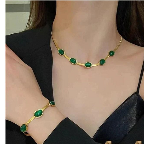 💎 Oval Green Crystal Pendant Necklace Set with Matching Bracelet 💎 Oval Green Crystal Pendant Necklace Set with Matching Bracelet