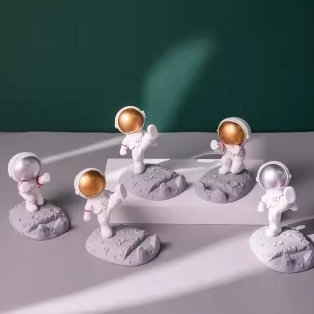 👨‍🚀 Nordic Style Astronaut Mobile Phone Stand Holder